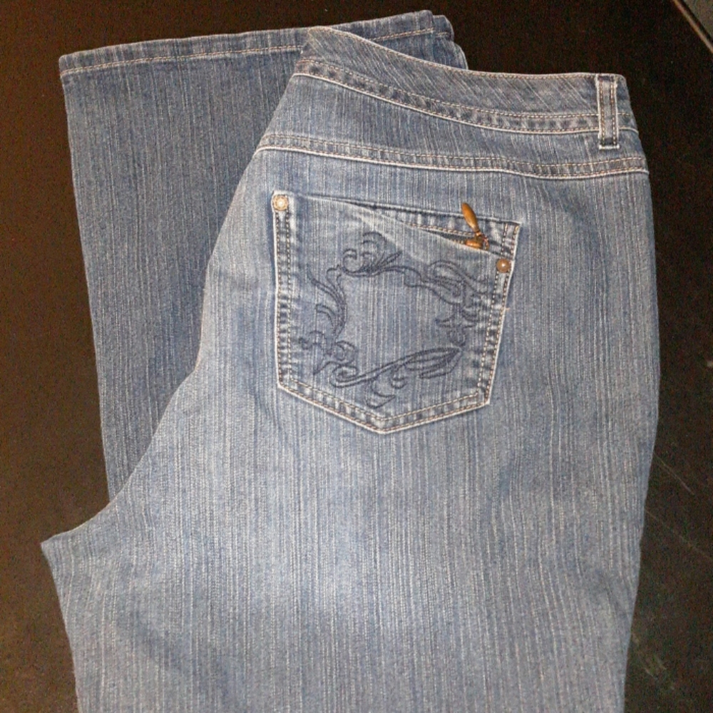 Cute jeans with decorative back pockets
